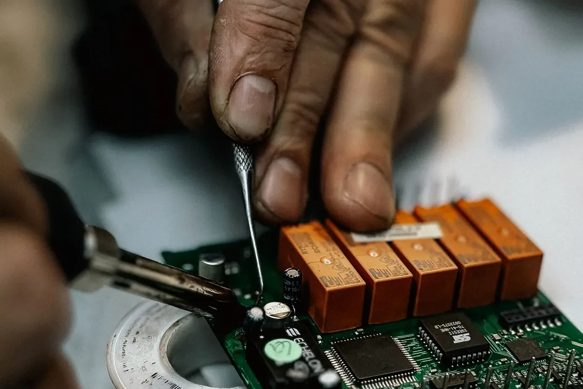 Avcılar’da otomatik kepenk mekanizmasını kontrol eden profesyonel servis çalışanı