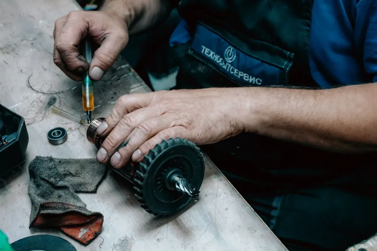 Balat bölgesinde otomatik kepenk mekanizmasını kontrol eden servis teknisyeni