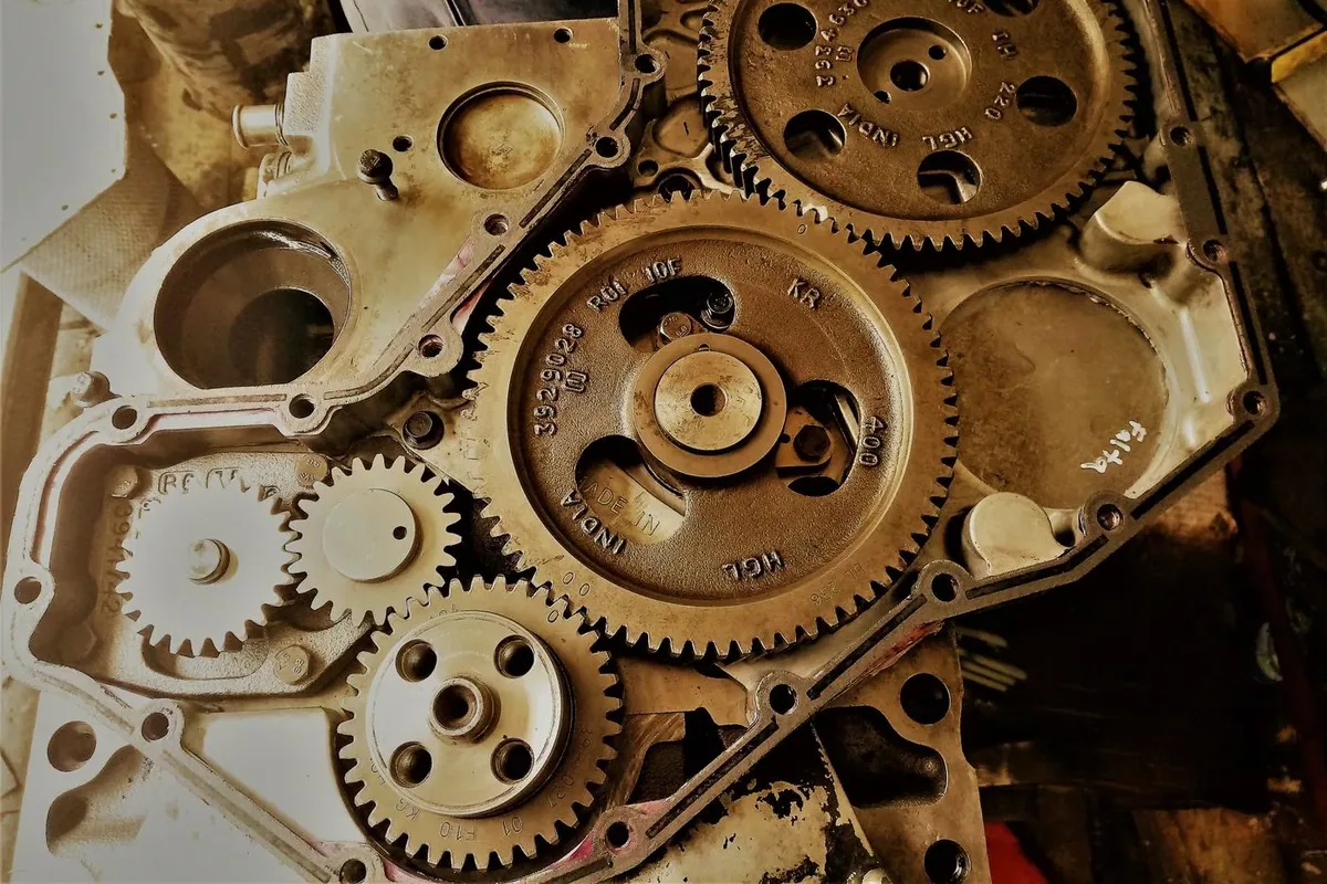 Bayrampaşa Sebze Hali için otomatik kepenk motoru ve mil bağlantılarının yakın plan kontrolü