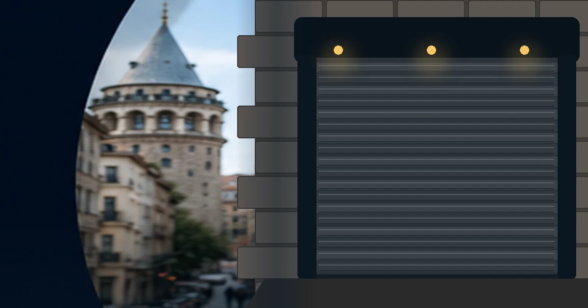 Beyoğlu Galata çevresinde ticari yapı girişindeki otomatik kepenk