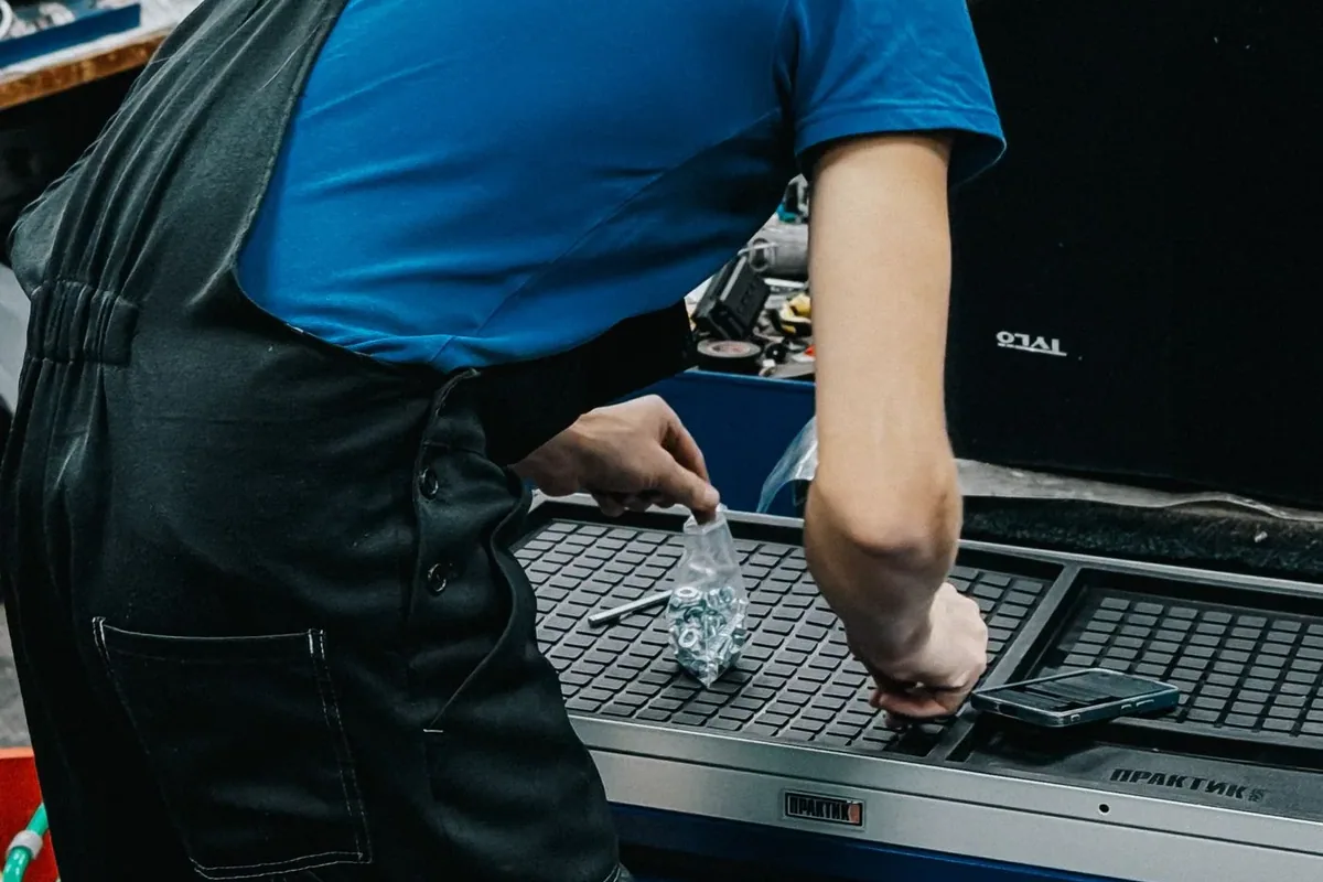 Büyükçekmece’de otomatik kepenk hareket sistemini kontrol eden teknik servis çalışanı