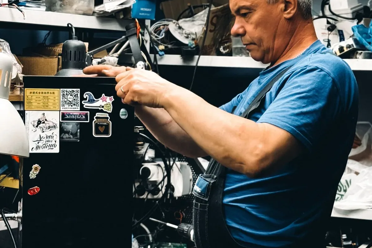 Etiler'de otomatik kepenk mekanizmasını kontrol eden servis personeli