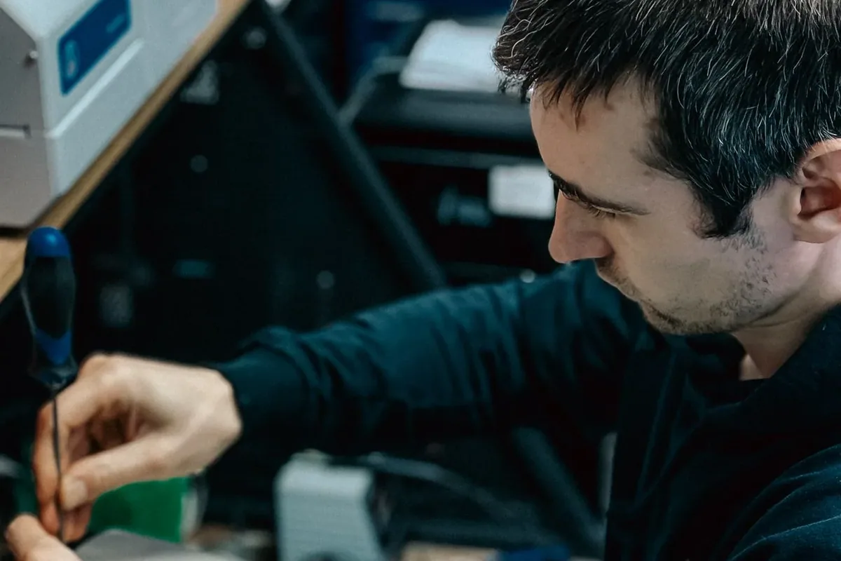 Otomatik kepenk rayını ve montaj alanını tabletle kontrol eden servis teknisyeni