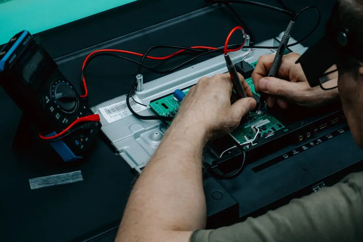 Kepenk kumandası alıcı kartını ölçerek kontrol eden teknik servis