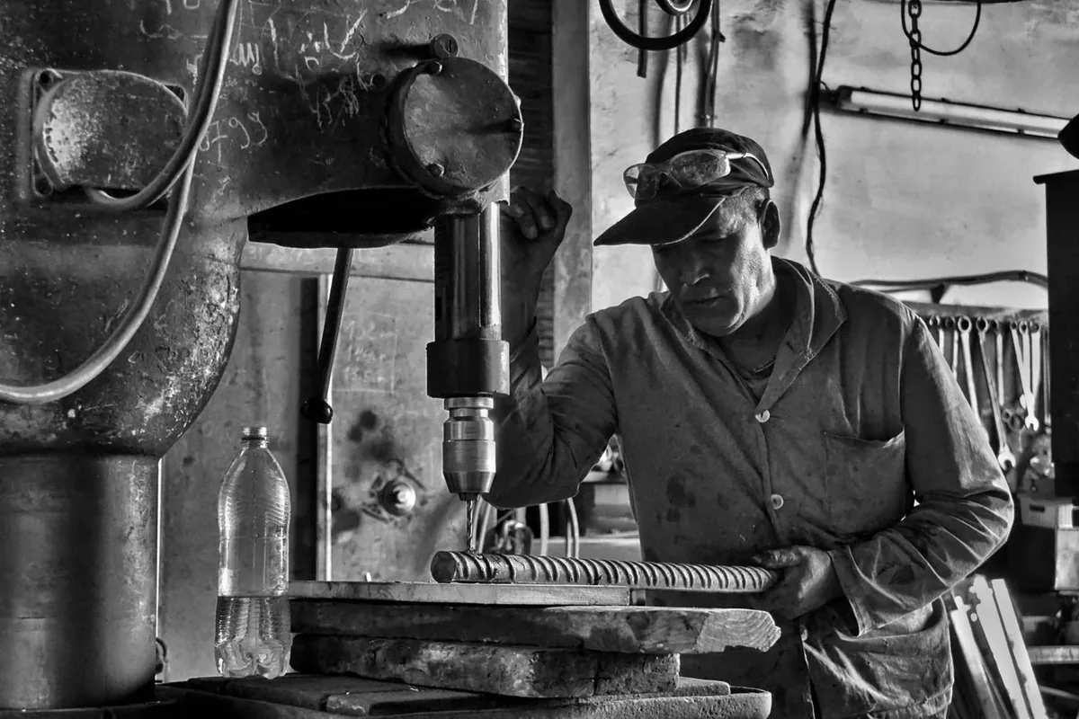 Otomatik kepenk ray ve bağlantı noktalarını dışarıdan kontrol eden teknisyen