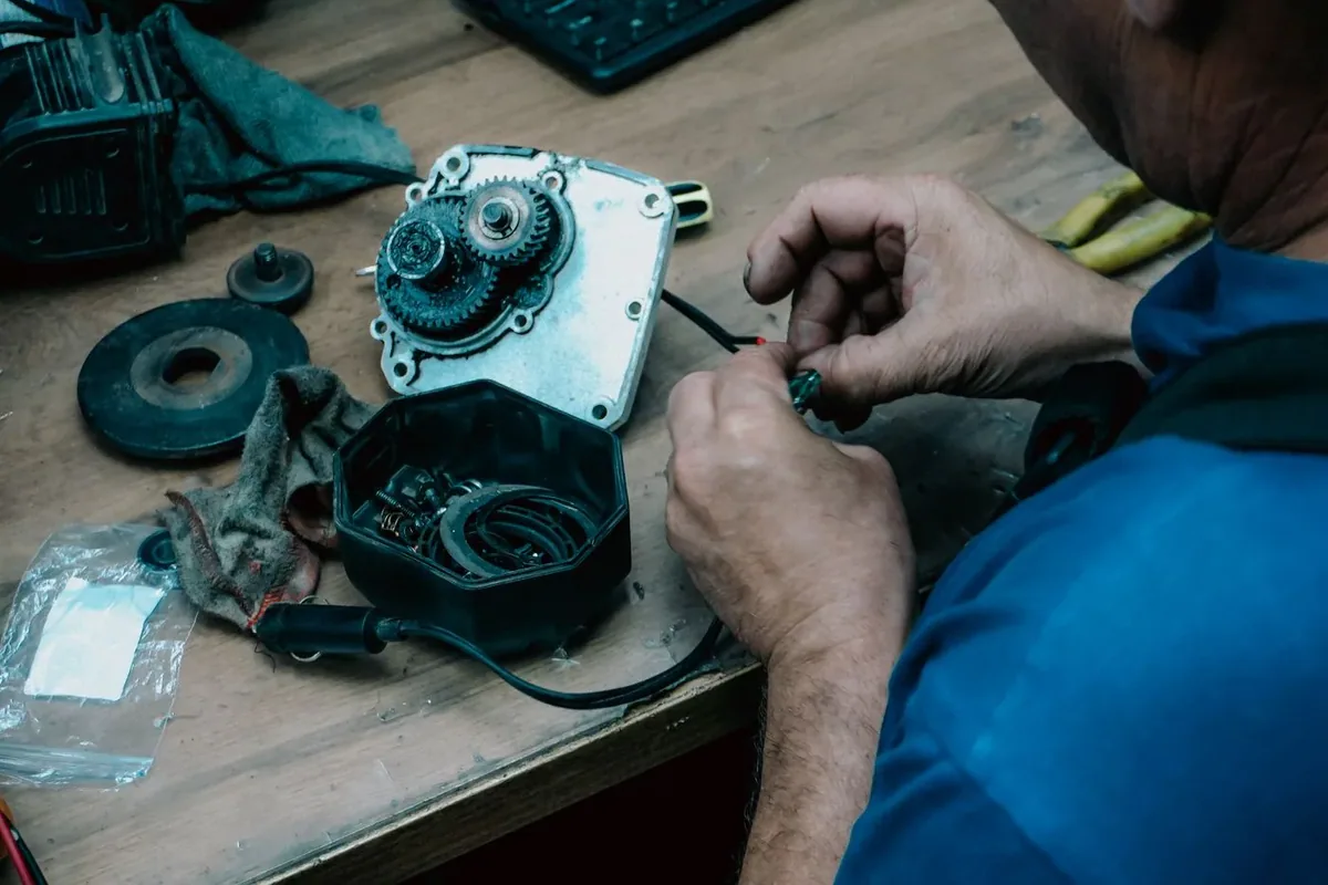 Otomatik garaj kapısında tavan motoru, ray ve yay mekanizması