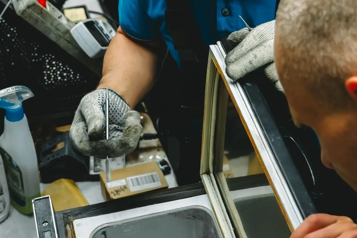 Otomatik kepenk montaj alanında ölçüm ve güvenlik kontrolü yapan servis teknisyeni