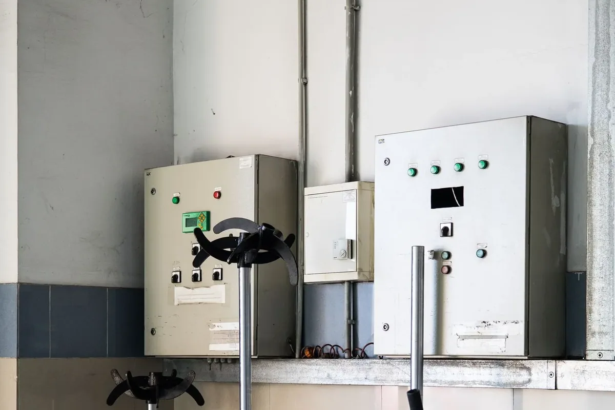 PERPA otomatik kepenk motoru ve kontrol kartında ölçüm yapan teknisyen