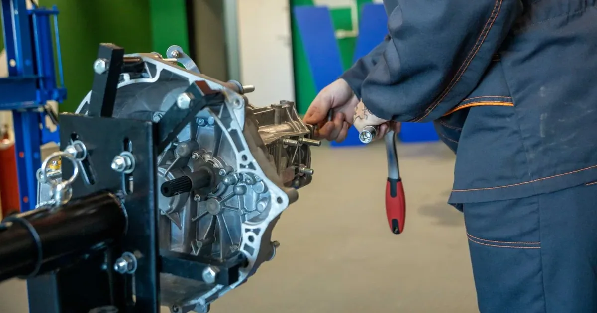 Sultanbeyli’de iş yeri otomatik kepengini kontrol eden teknik servis çalışanı