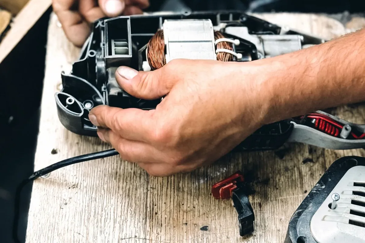 Otomatik kepenk yay, mil, kasnak ve ray sisteminin teknik servis kontrolü