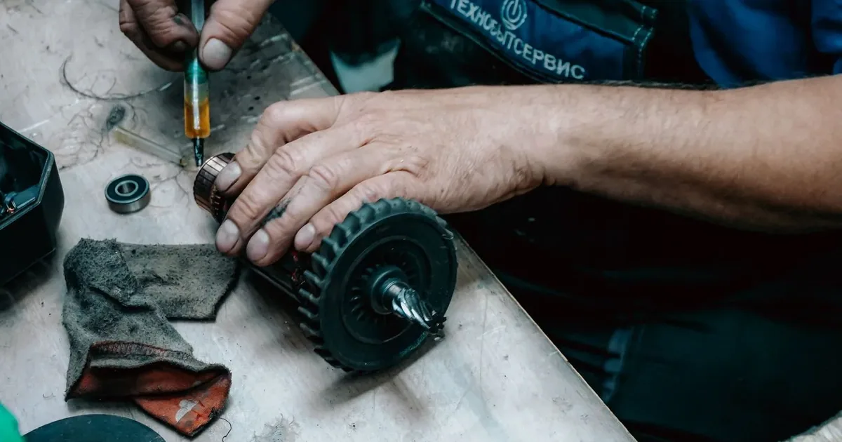 Tekstilkent tekstil işletmesi girişindeki otomatik kepengi inceleyen teknik servis çalışanı